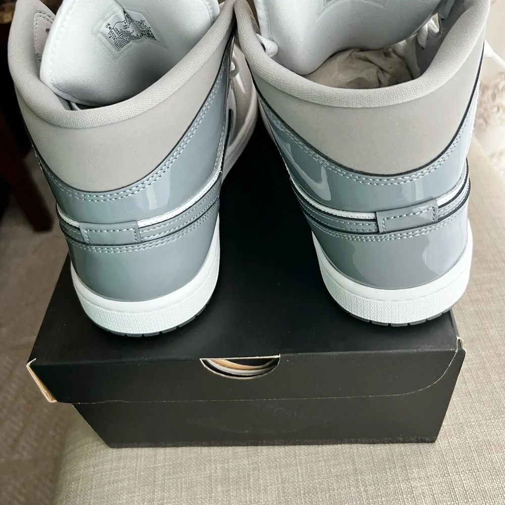 NEW Jordan 1 Mid SE Men size 8 white/cool grey/medium grey with clear soles